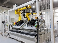 Sistema robótico dual para pretratamiento por plasma y aplicación de juntas FIPFG