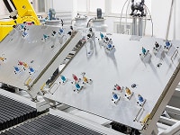 Sistema robótico dual para pretratamiento por plasma y aplicación de juntas FIPFG